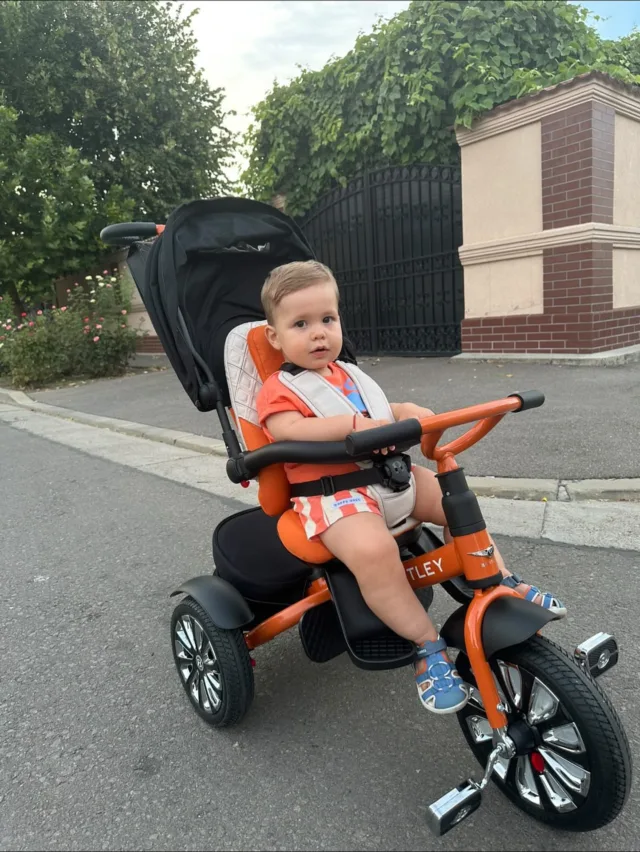 Little driver, big style. 🧡
Our young Bentley driver is already cruising in the Mulliner Mandarin. 🚴✨

#BentleyTrike #BentleyKids